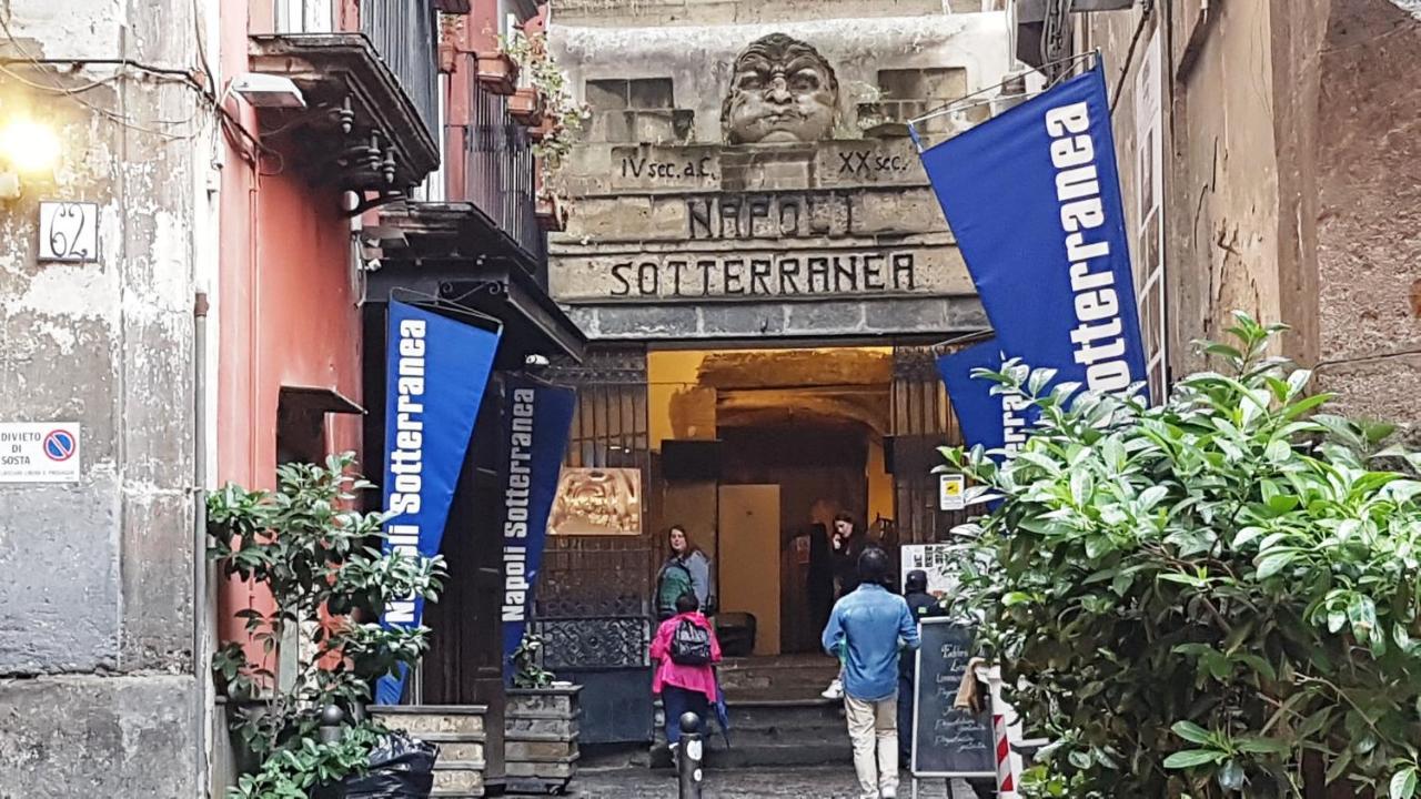 Metro Duomo Couette-café Naples